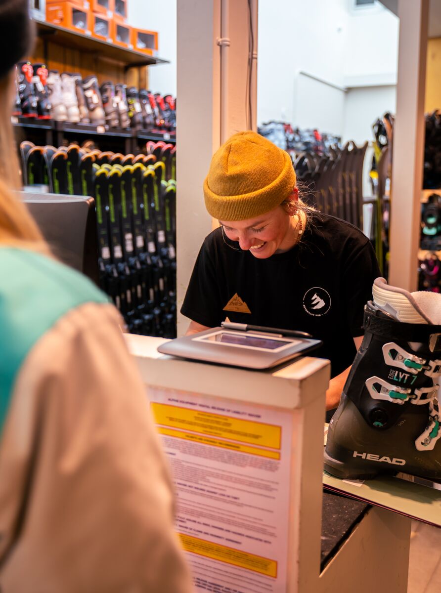 Banff Adventure Hub - Ski and Snowboard rentals